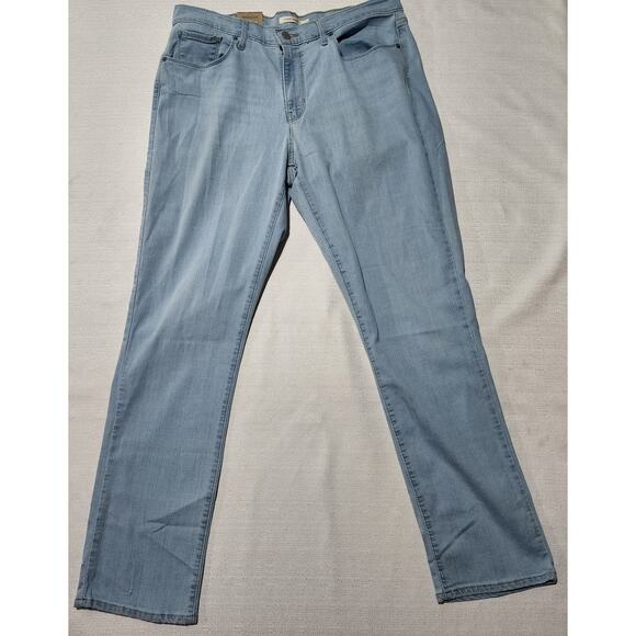 Levi's classic straight women's waist 32'' length 32'' - Picture 2 of 7